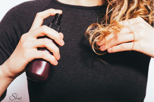 Serum na końcówki włosów – co wybrać i jak używać, by działało?